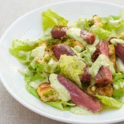 Gegrilltes Rindersteak mit Pesto-Salat