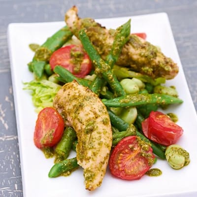 Frühlingssalat mit Pesto-Hähnchen