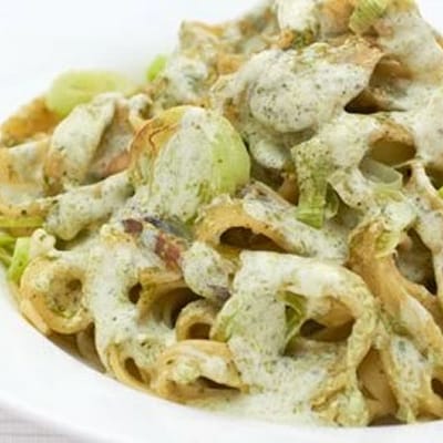 Fettuccine mit Alfredo-Sauce, Lauch und Champignons