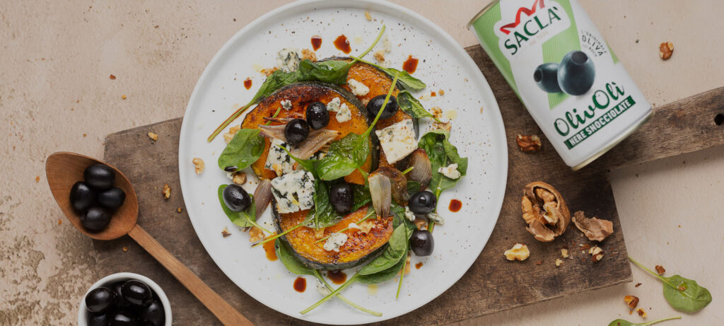 Salat mit Geröstetem Kürbis, Schwarzen Oliven ohne Stein, Gereiftem Gorgonzola und Walnüssen