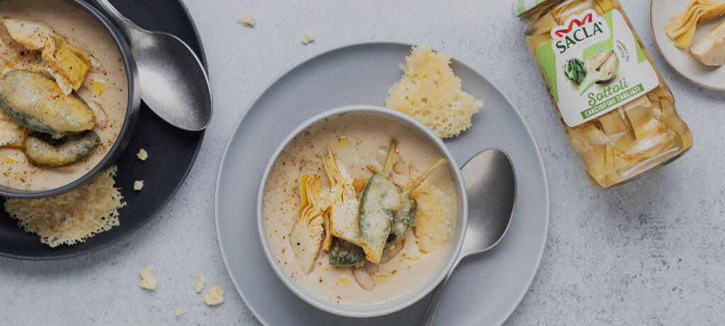 Cremige Cannellini-Bohnensuppe mit Saclà Artischocken, Frittiertem Salbei und Parmesanchips