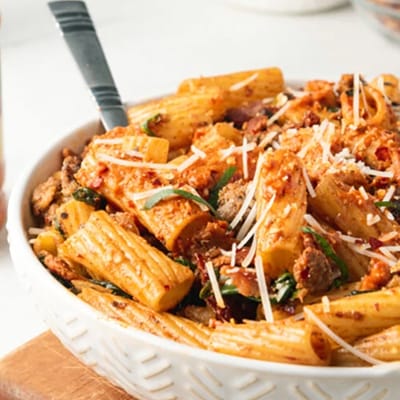 Rigatoni mit Rotem Pesto und Speck